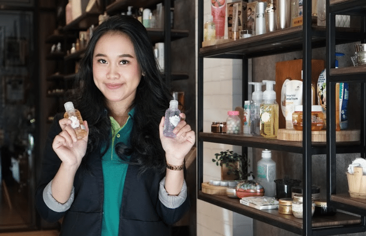 Cari Tau Yuk ! Bisnis Kosmetik Dengan Omzet Ratusan Juta di Usia Muda