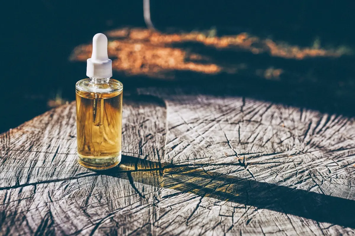 manfaat minyak cendana untuk kecantikan