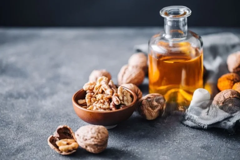 7 Khasiat Minyak Kenari Untuk Kecantikan, Bisa Bikin Kulit Lembap