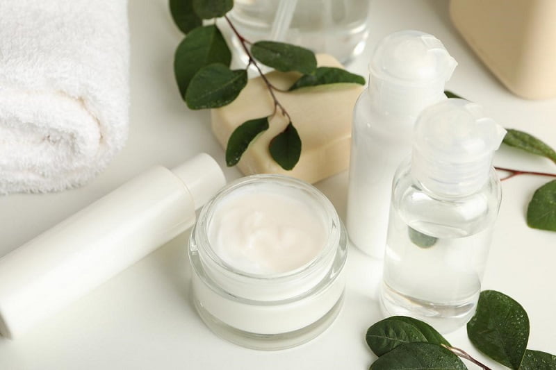 rangkaian produk untuk mengatasi strawberry legs skin