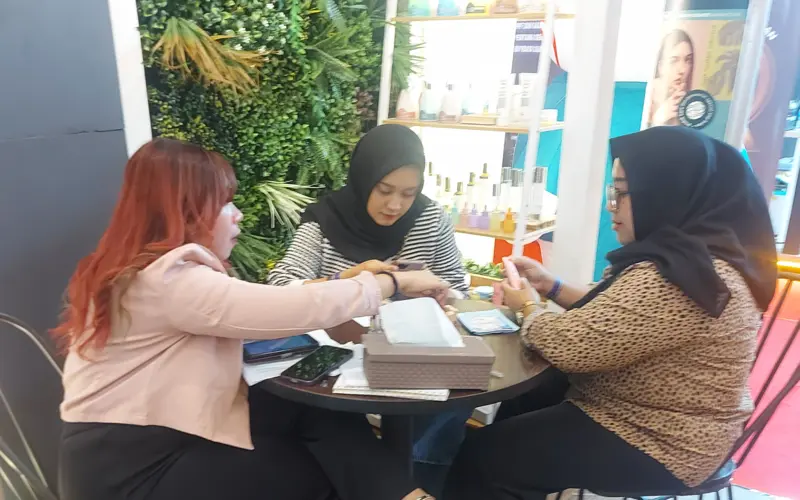 konsultasi produk di pameran IFBC 2024