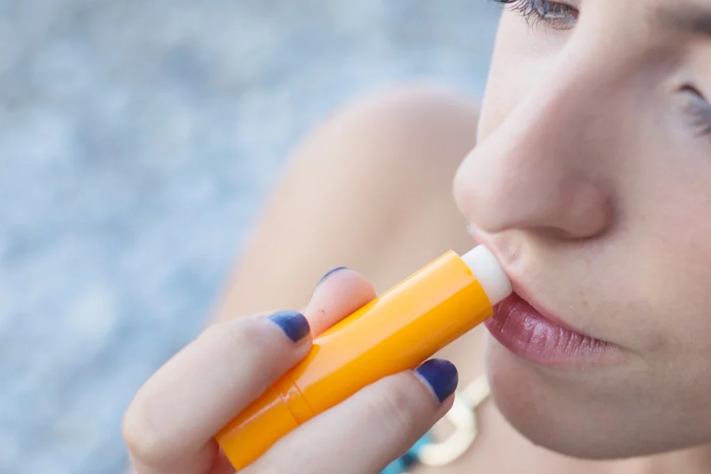 apakah lip balm membuat bibir hitam