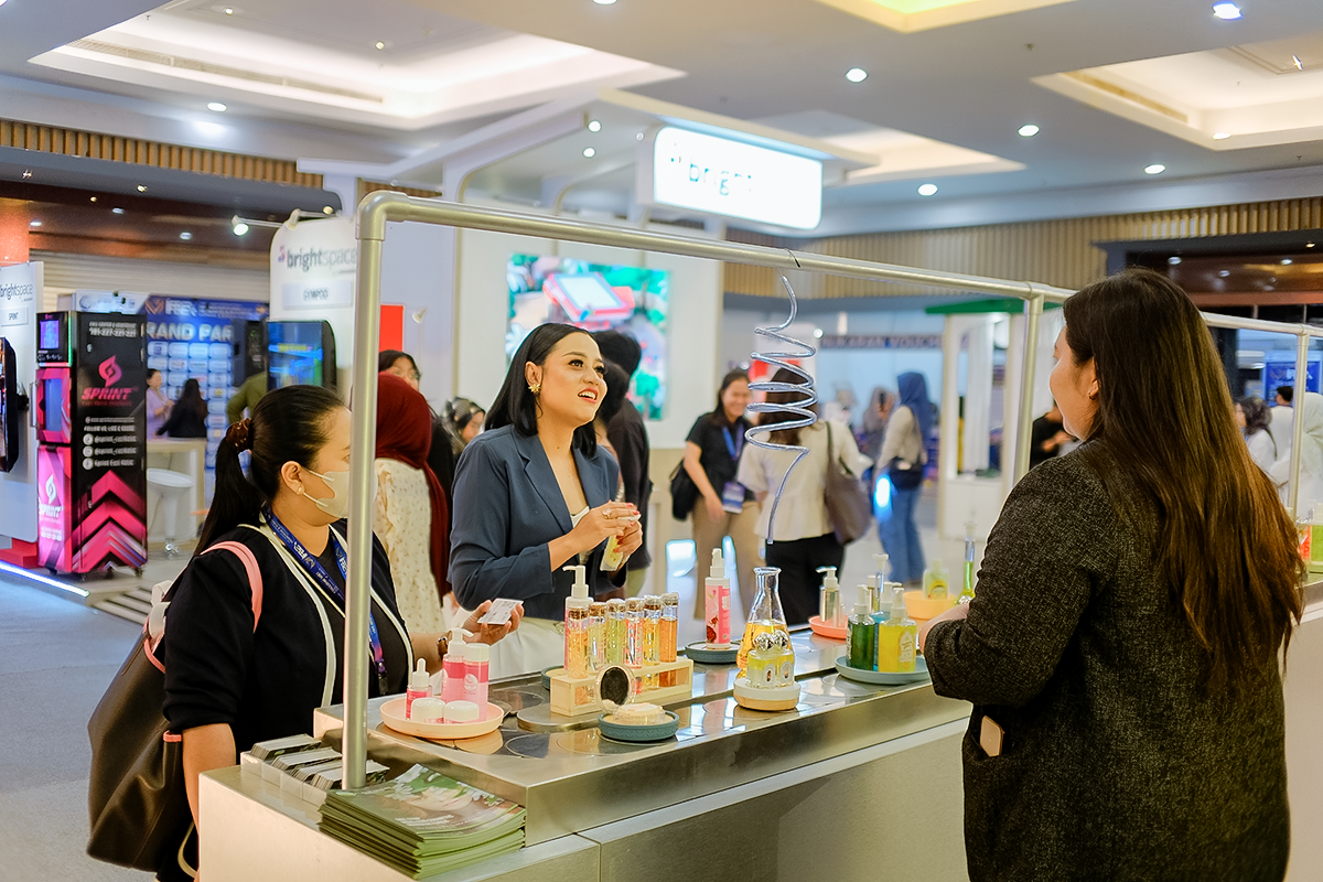 Interaksi Pengunjung IFBEX 2025 di booth PT Mash Moshem Indonesia