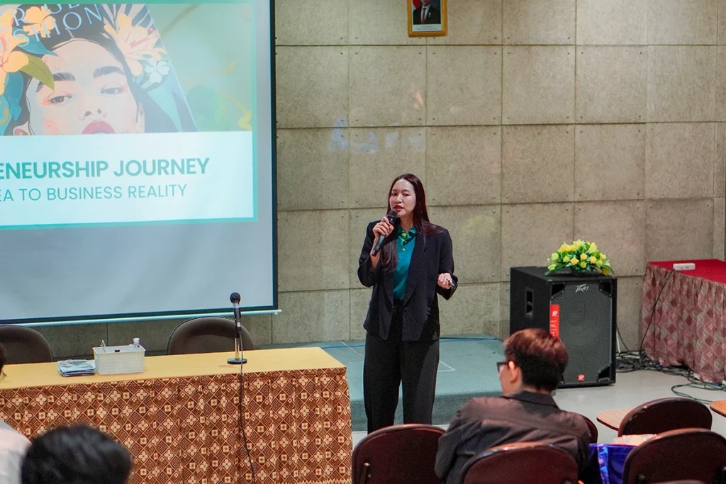 drh. Nadia Alesiana, MM, Business Development Supervisor memberi materi di Goes to Campus Universitas Katolik Widya Mandala Surabaya