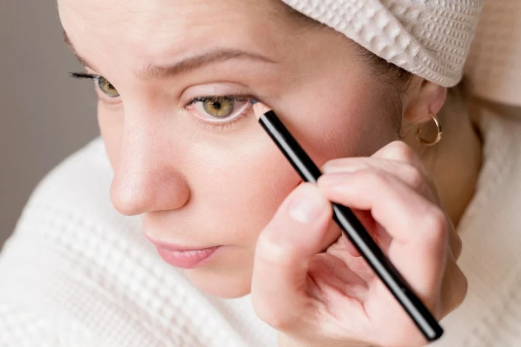 cara pakai eyeliner pensil untuk pemula yang benar