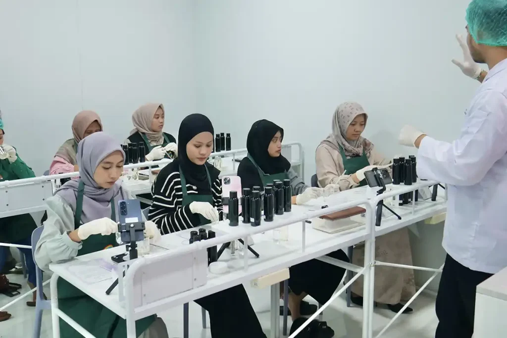 Factory Tour Lengkapi Pengalaman Edukatif Peserta DIY Beauty Lab Vol 8