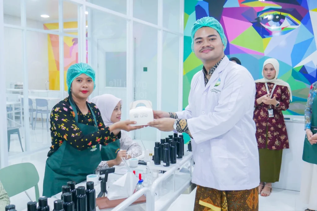 Penyerahan doorprize DIY Beauty Lab Vol.12 pada peserta