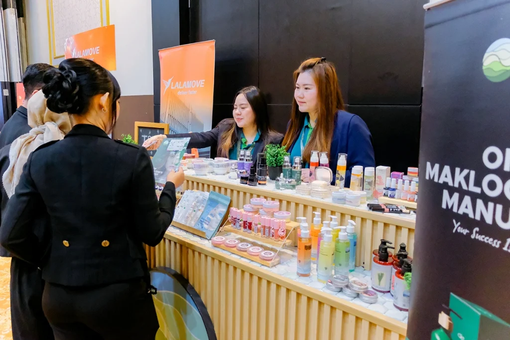 Konsutasi pengunjung dengan Tim Business Development PT Mash Moshem Indonesia