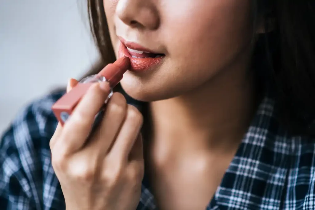 cara pakai lipstik matte agar bibir tidak kering