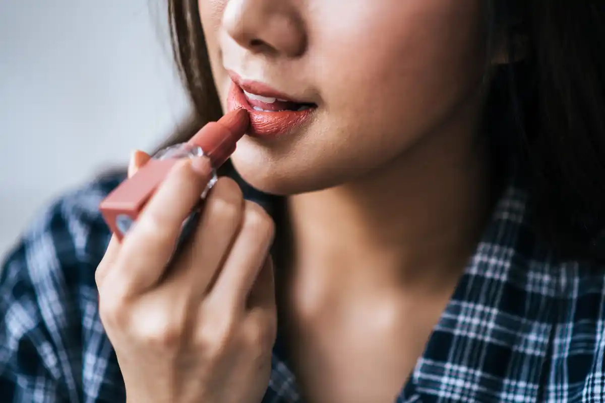 cara pakai lipstik matte agar bibir tidak kering