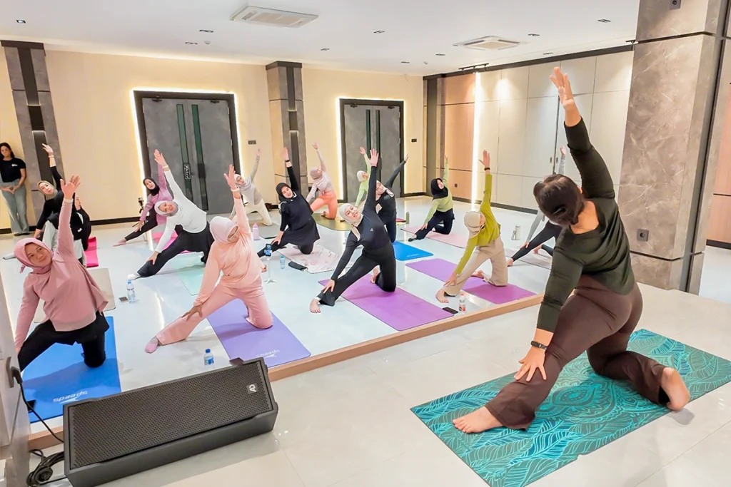 Sesi yoga pada acara Beauty Factory Experience bersama Coach Uci 