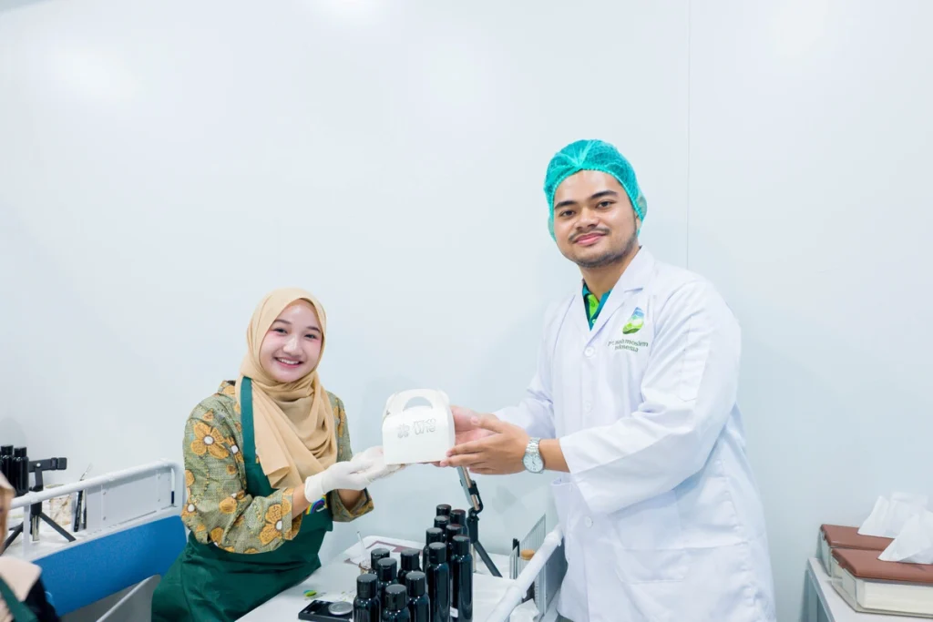 Pemberian doorprize untuk peserta terpilih DIY Beauty Lab Vol 13. 