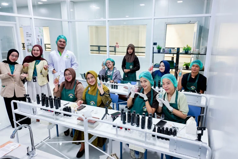DIY Beauty Lab Vol. 14: Wadah Belajar Tren Skincare Biphase Toner 