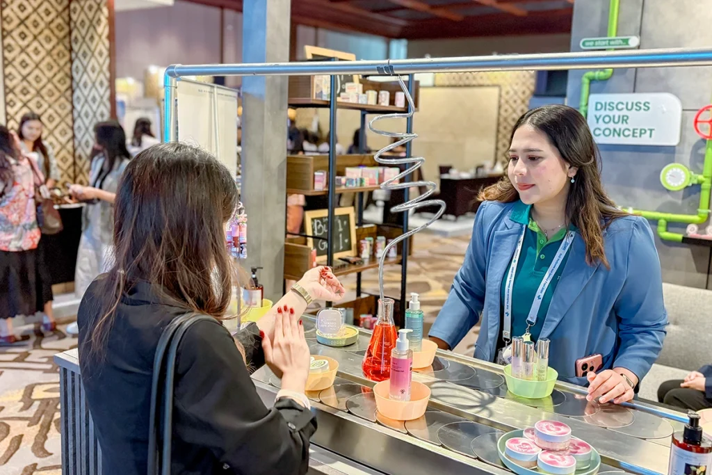 Pengunjung Bali Wellness Beauty Expo 2026 berkonsultasi dengan tim dan mencoba produk RnD Mash Moshem Indonesia