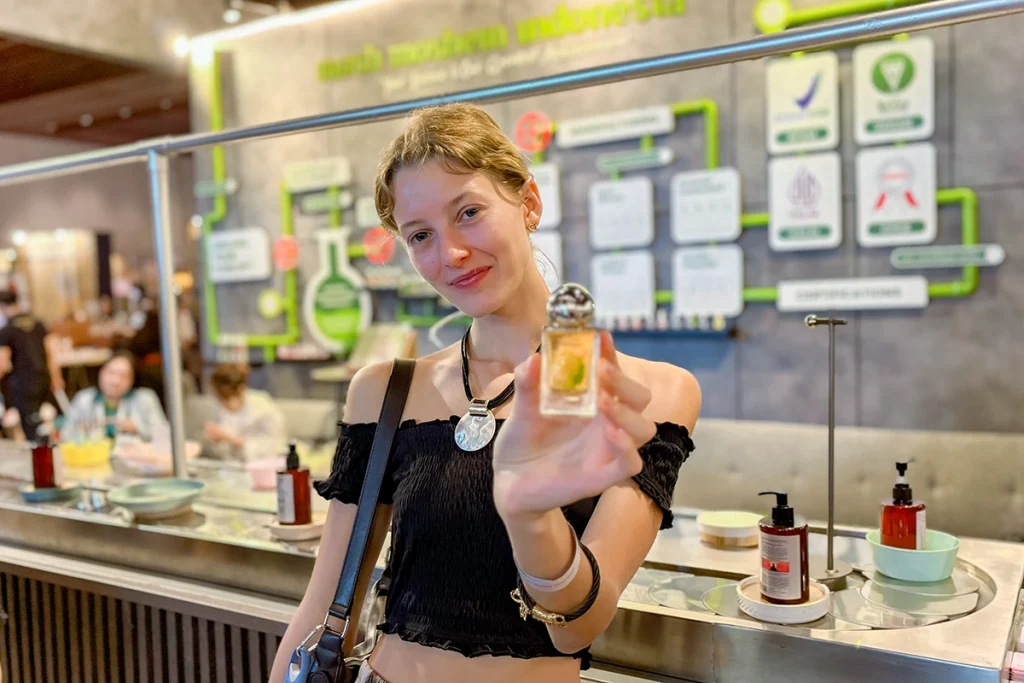 Pengunjung Bali Wellness Beauty Expo 2026 mencoba produk RnD dari PT Mash Moshem Indonesia 