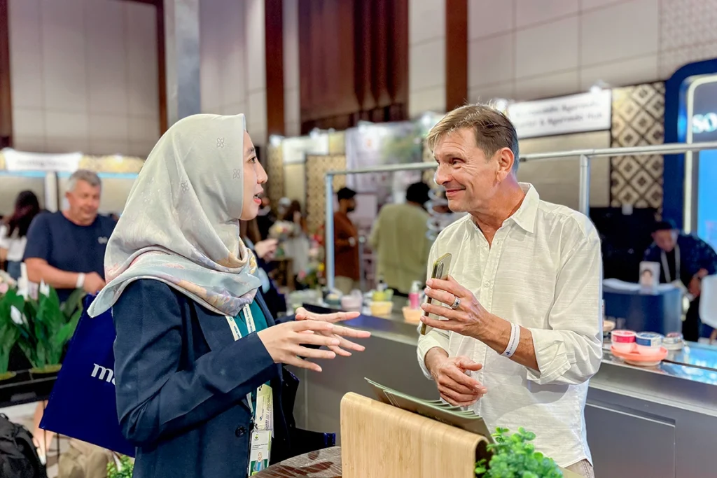 Pengunjung Bali Wellness Beauty Expo 2026 berkonsultasi dengan tim Mash Moshem Indonesia
