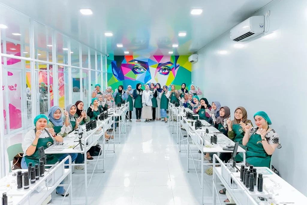 Peserta DIY Beauty Lab Vol.15 dalam sesi product knowledge.