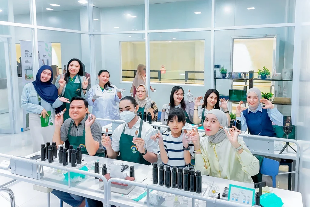 sesi workshop perfum dalam DIY Beauty Lab Vol.15 di pabrik Mash Moshem Indonesia