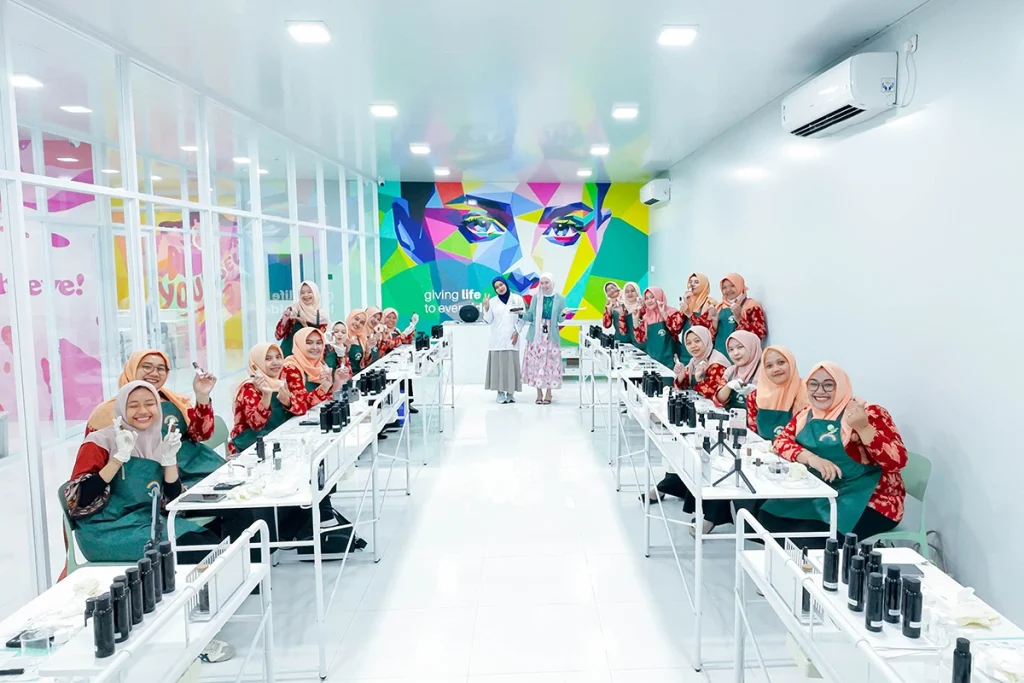 DIY Lab X Ibu Dharmawanita sesi workshop parfum 