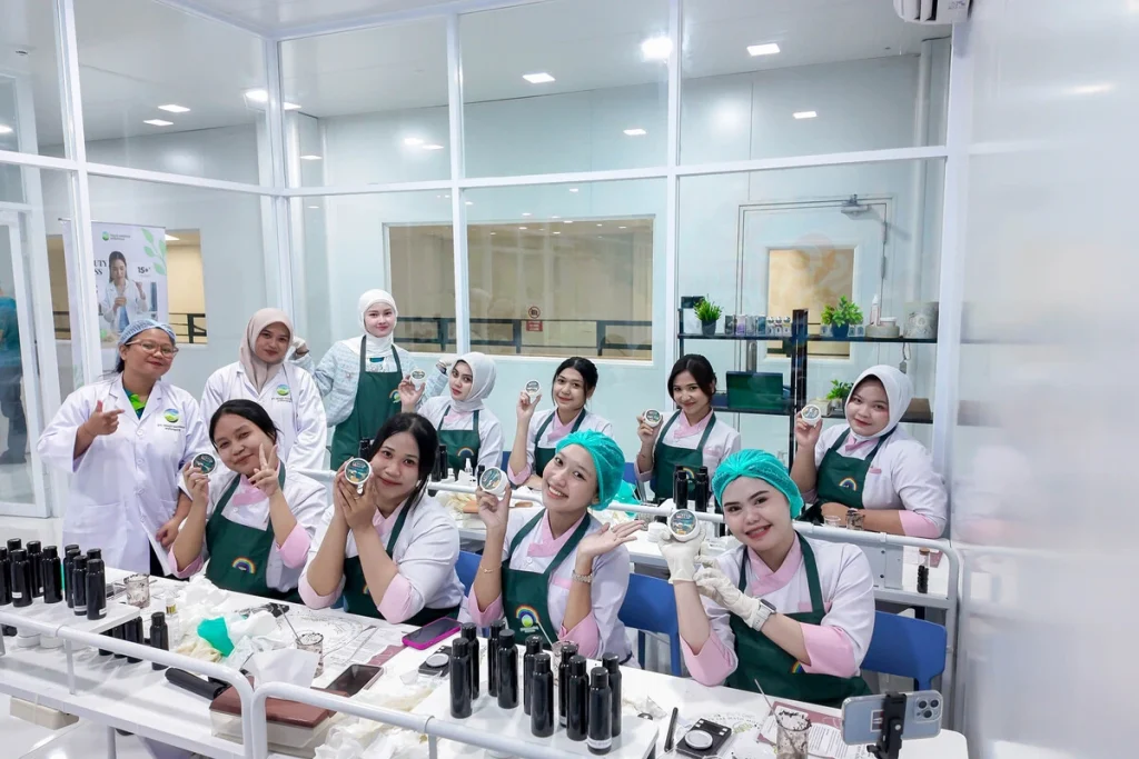 DIY Lab Organic Coffee & Sugar Body Scrub dalam kegiatan factory visit SMK Negeri 2 Boyolangu 
