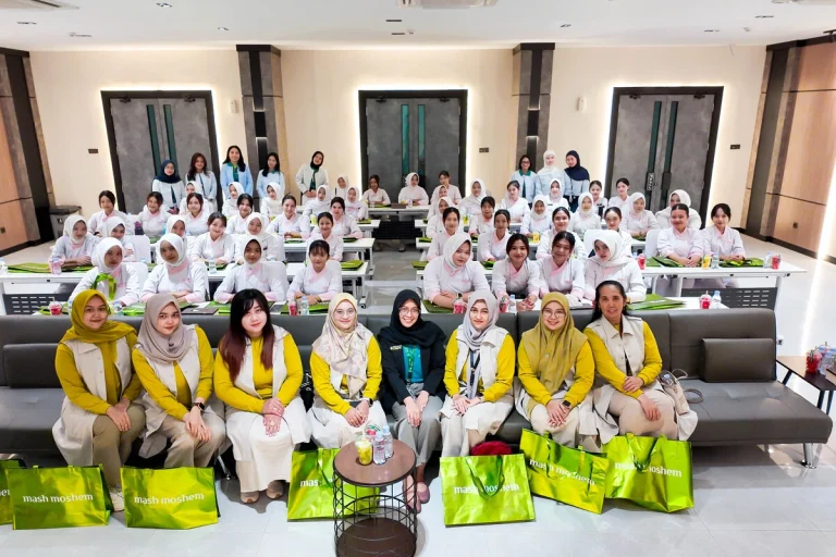 Factory Visit SMK Negeri 2 Boyolangu Kenalkan Inovasi dan Peluang Karier di Industri Kecantikan 