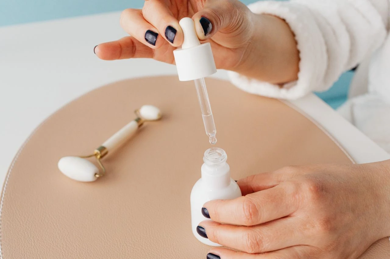 apakah boleh memakai serum dan moisturizer yang berbeda merk