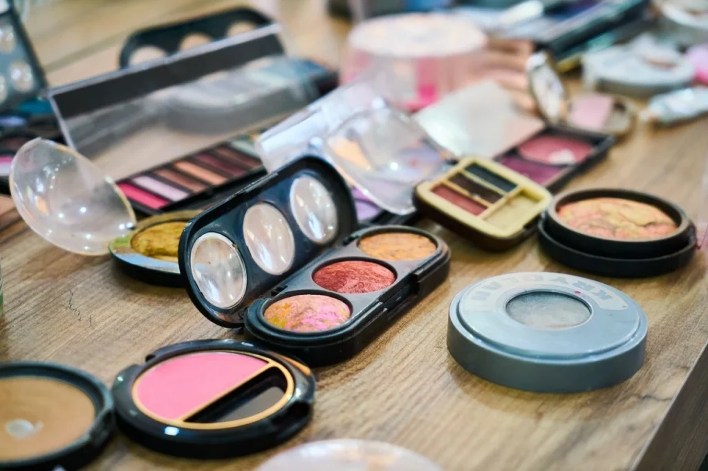 cara memakai blush on agar terlihat lebih muda