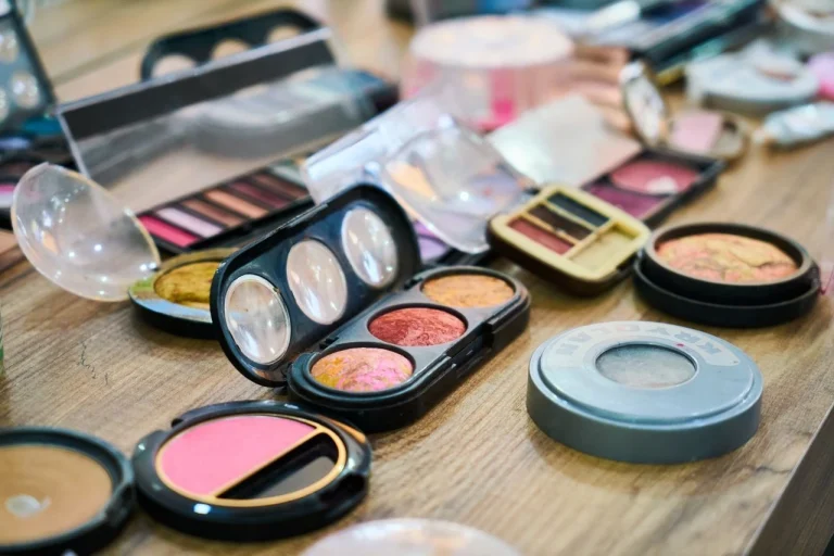 7 Cara Memakai Blush On agar Terlihat Muda dan Segar