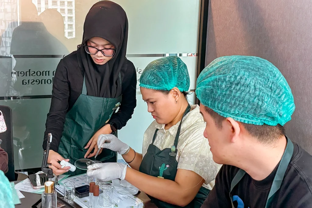 DIY Beauty Formulation Vol.2 sesi belajar formulasi parfum bersama tim ahli Mash Moshem Indonesia. 