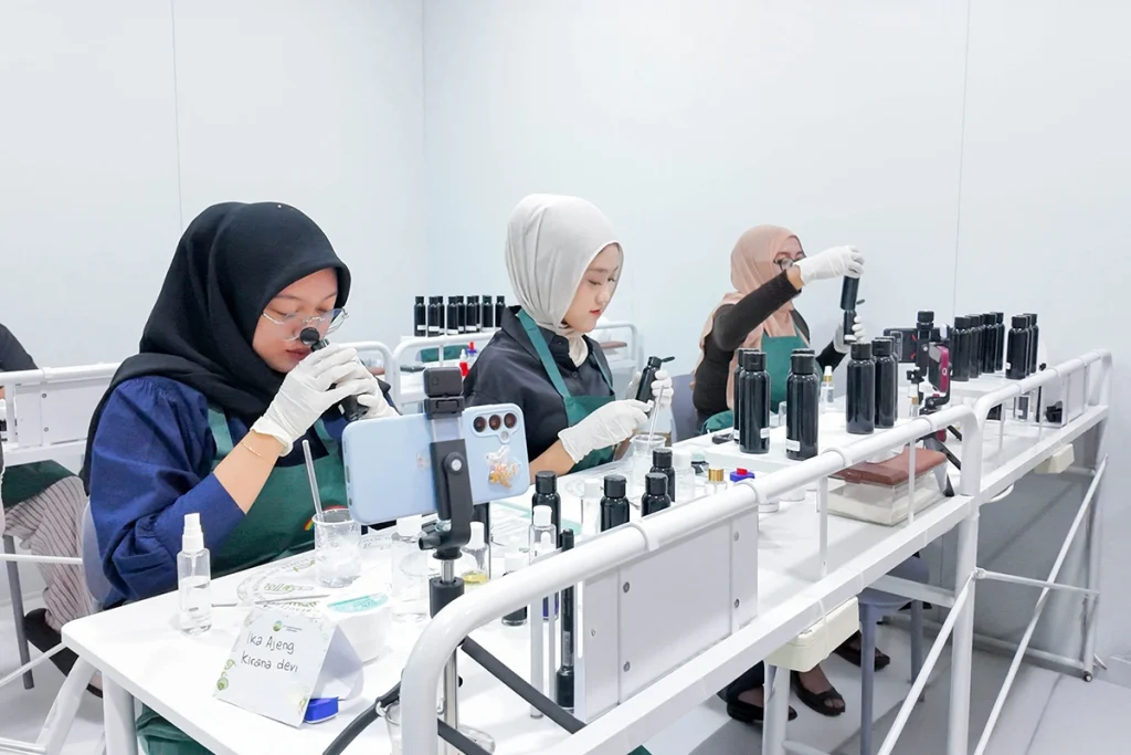 Sesi Workshop DIY Beauty Lab Vol. 17, peserta melakukan evaluasi sederhana.