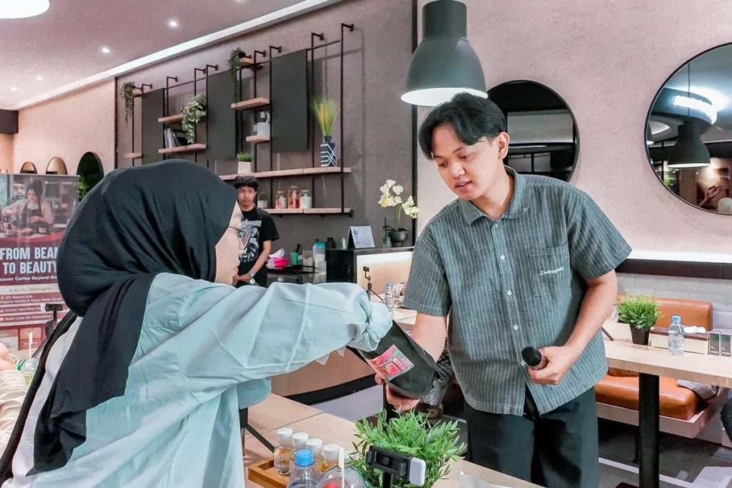 Coffee Brewing & Basic Latte Art bersama praktisi dari Ruma Pinara dalam kegiatan Beauty Lab Vol. 18