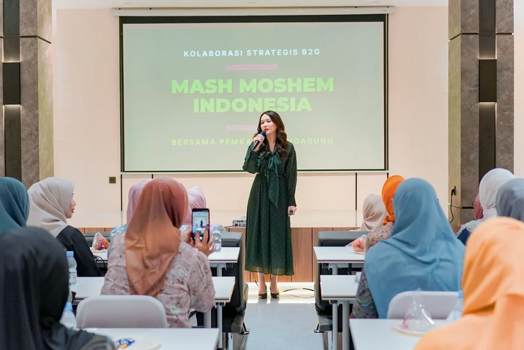 CEO PT Mash Moshem Indonesia. Scorpi Filia menyambut kunjungan Ibu Bupati Tulungagung di pabrik Mash Moshem.