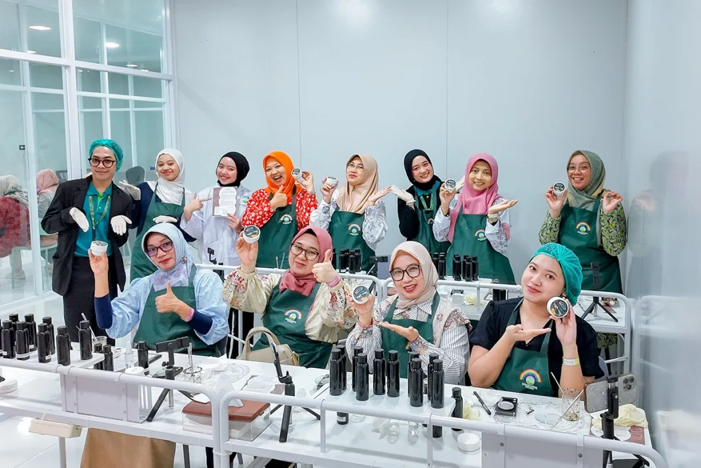 Ibu Bupati Tulungagung dan seluruh peserta kunjungan factory visit belajar Workshop Organic Coffee and Sugar Body Scrub dalam sesi DIY Beauty Lab