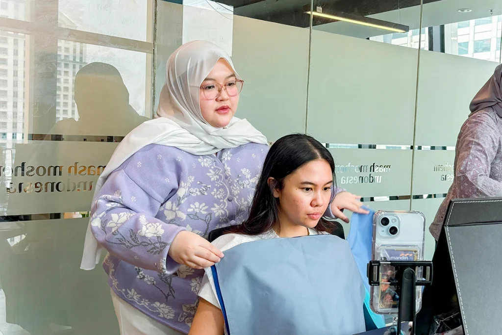 tim Color Persona melakukan Color Analysis pada peserta