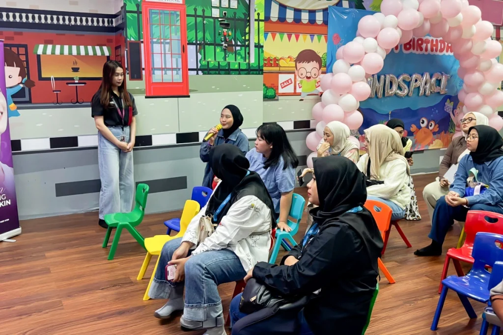 Sesi QnA bersama Dokter Rayi dalam talkshow kesehatan kulit di acara grow and glow The Kind Space x MMI