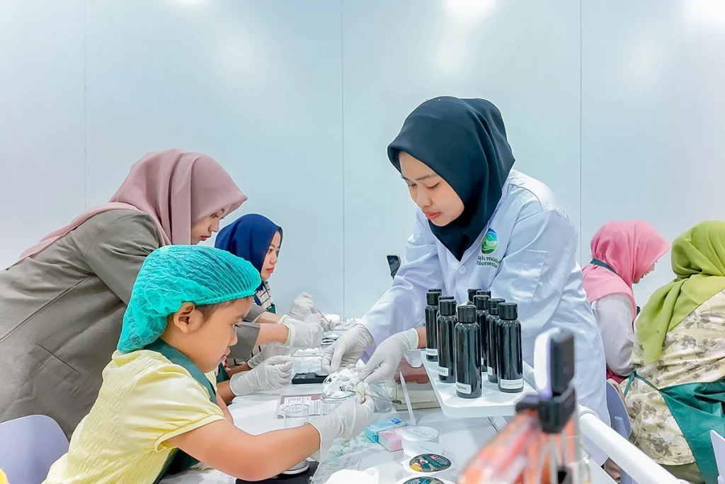 Tim RnD PT Mash Moshem Indonesia dengan peserta DIY Beauty Lab Vol 16