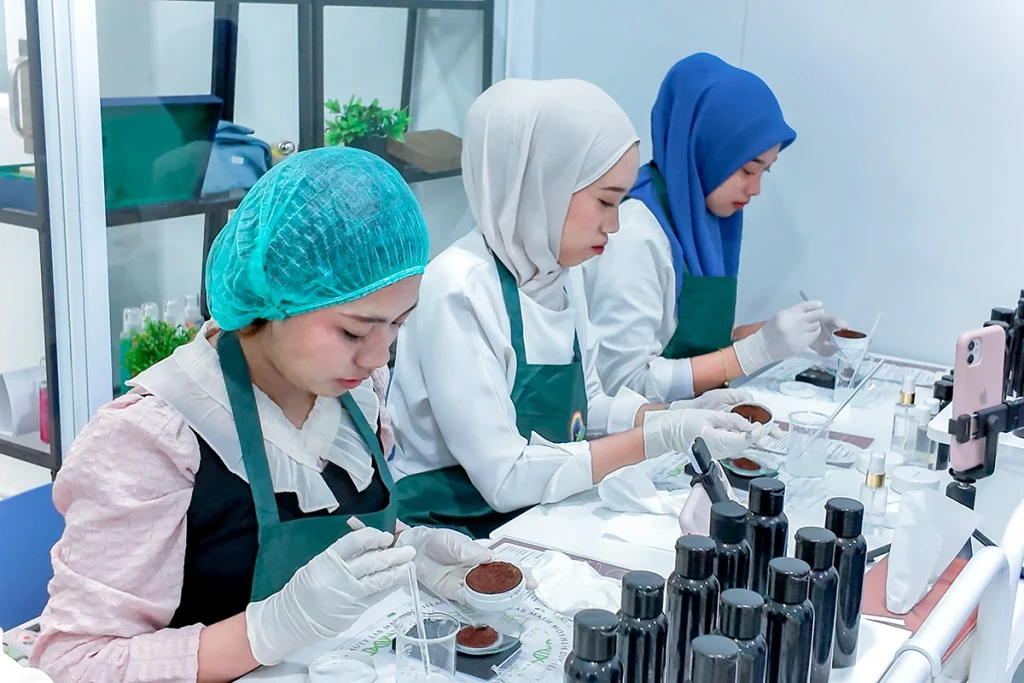 Sesi workshop DIY Beauty Lab Vol 21 Coffee and Sugar Body Scrub di pabrik Mash Moshem Indonesia. 