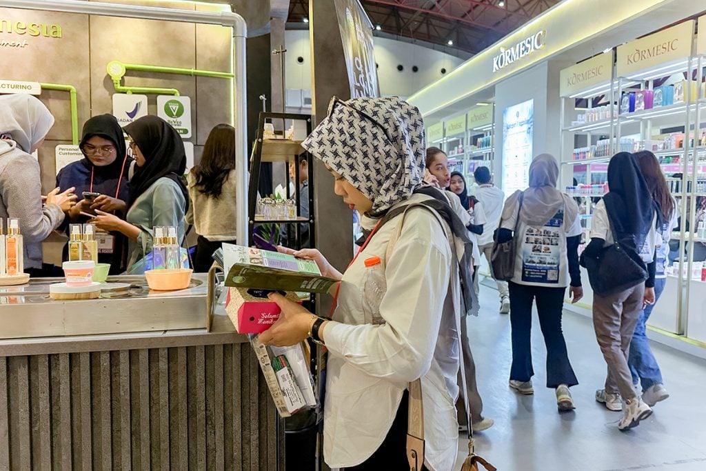 Pengunjung sedang membaca flyer Mash Moshem Indonesia di pameran Indo Beauty Expo 2026. 