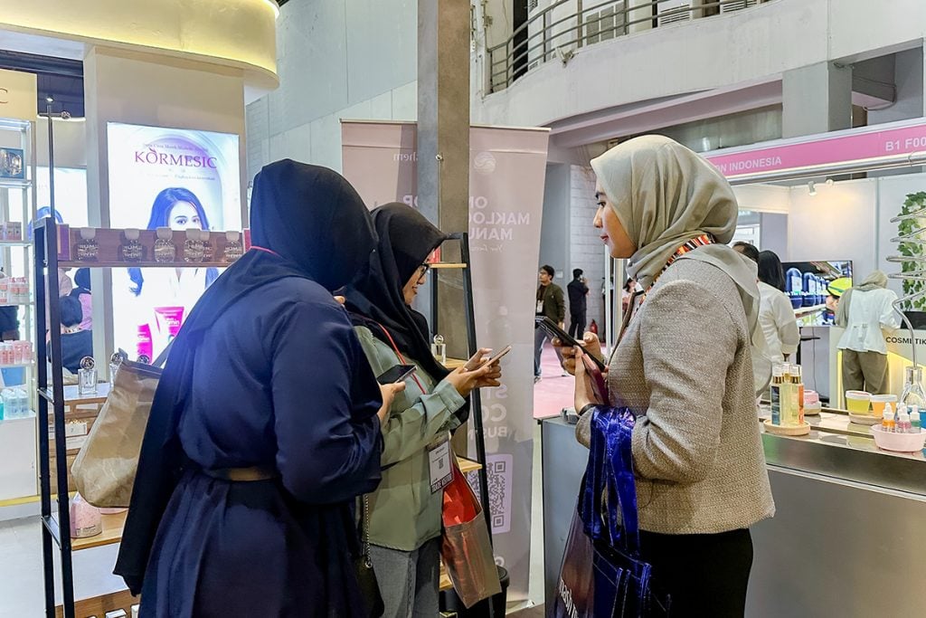 Pengunjung Indo Beauty Expo 2026 sedang berkonsultasi dengan Tim Mash Moshem.