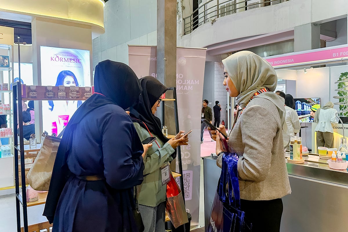 Pengunjung Indo Beauty Expo 2026 sedang berkonsultasi dengan Tim Mash Moshem.
