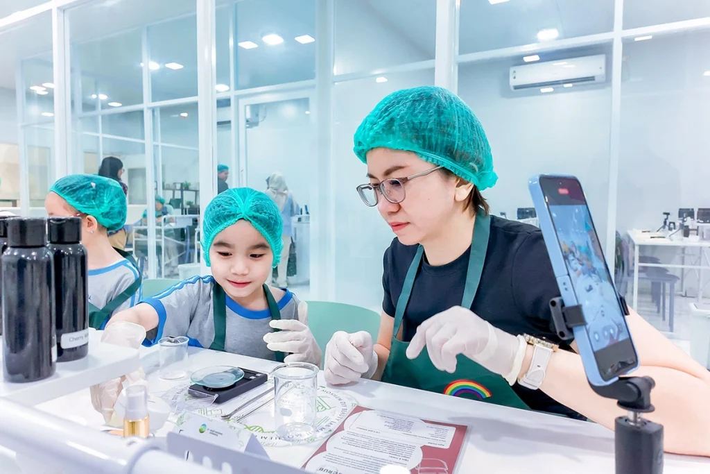 Siswa dan orang tua belajar membuat body scrub di DIY Beauty Lab dalam acara Kids Creativity Day.