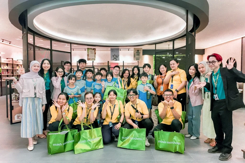 Foto bersama tim Mash Moshem dengan siswa Destiny School Tulungagung