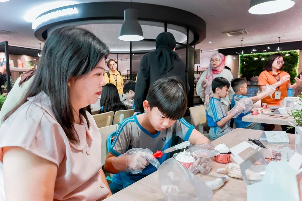 Siswa dan orang tua mengikuti sesi cake decoration di Kids Creativity Day