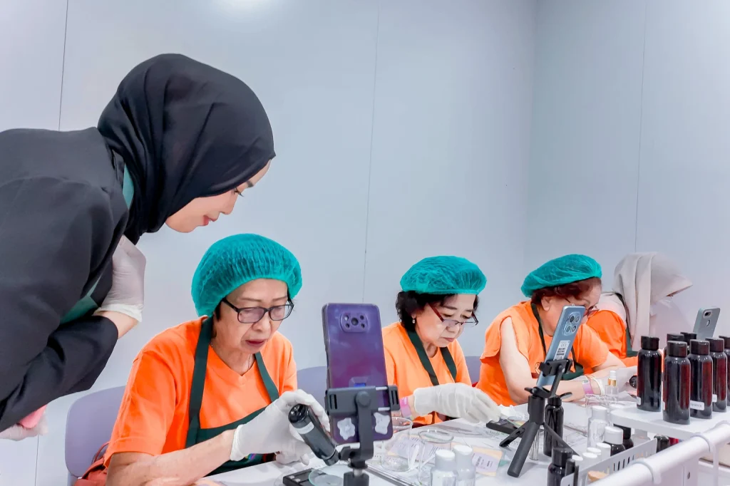 Komunitas Lansia Cherry Line Dance belajar buat produk kosmetik di DIY Beauty Lab. 