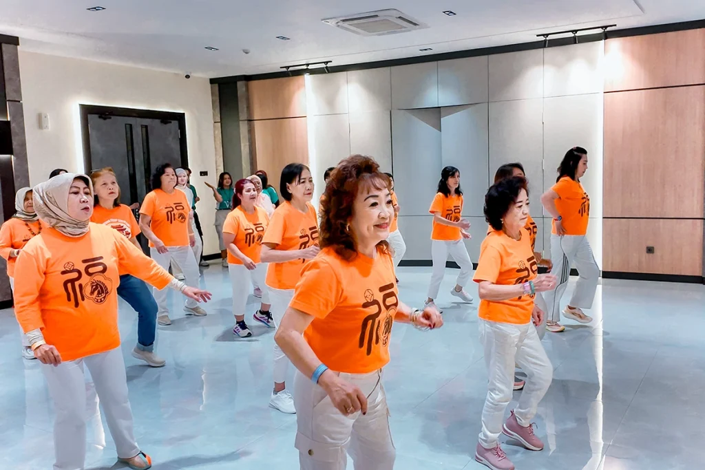 Senam komunitas cherry line dance jadi pembuka acara. 