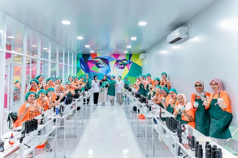 Komunitas Lansia Cherry Line Dance Belajar Membuat Produk Beauty lewat DIY Beauty Lab