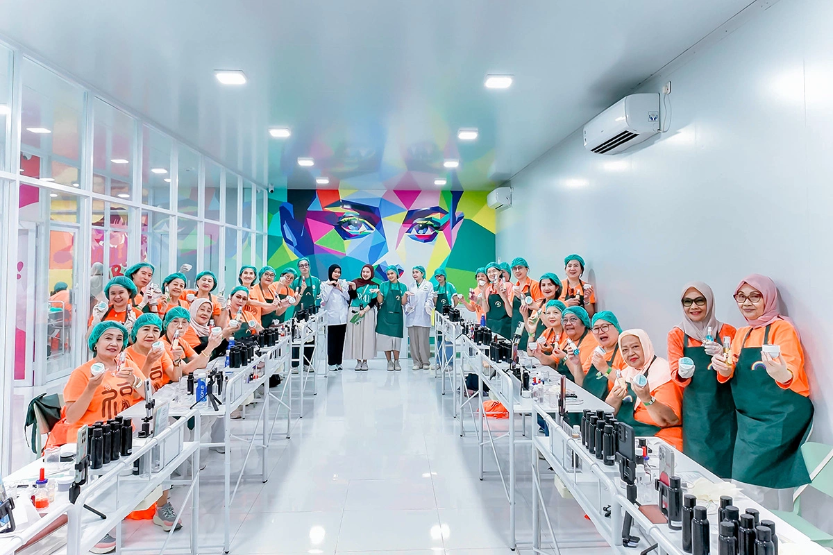 Foto bersama komunitas Cherry line Dance dalam sesi DIY Beauty Lab Video,