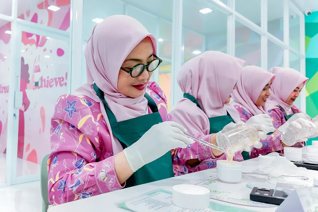 Anggota DWP Kabupaten Kediri mengikuti sesi DIY Beauty Lab Vol. 22
