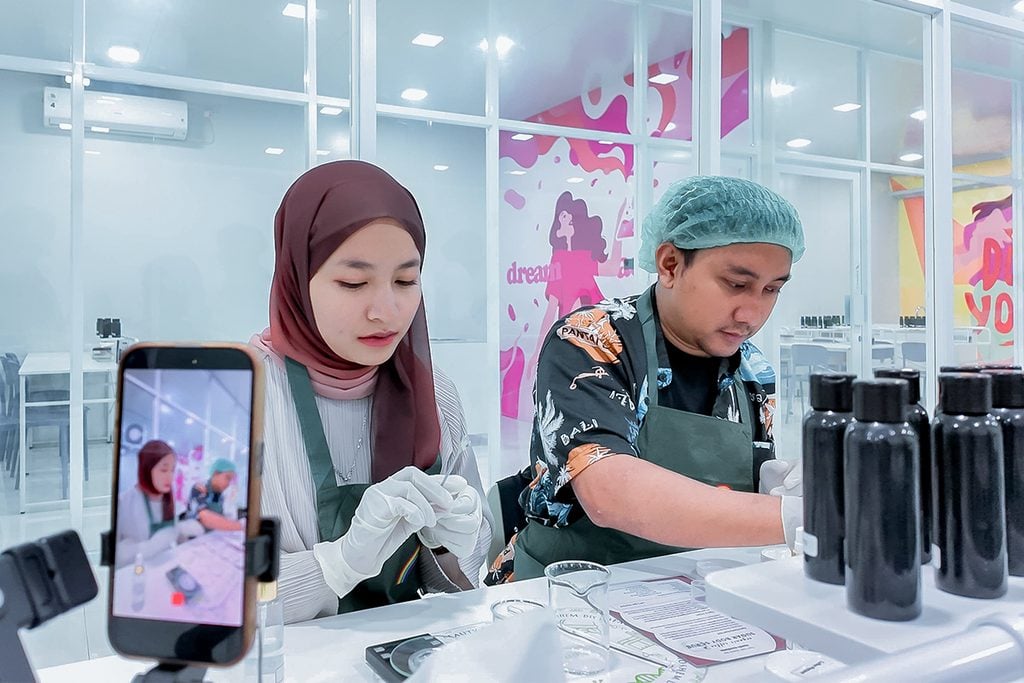 Peserta DIY Beauty Lab Vol. 23 sedang meracik body scrub coffee and sugar.