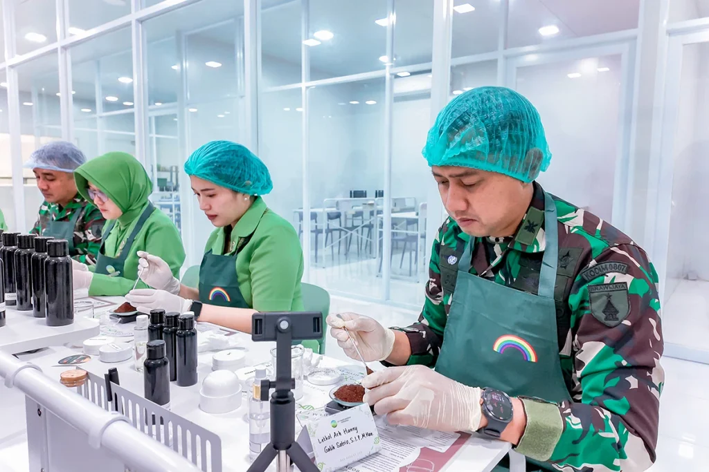 TNI AD Koramil Rejotangan Tulungagung mencoba membuat produk body scrub coffee and sugar di sesi DIY Beauty Lab. 